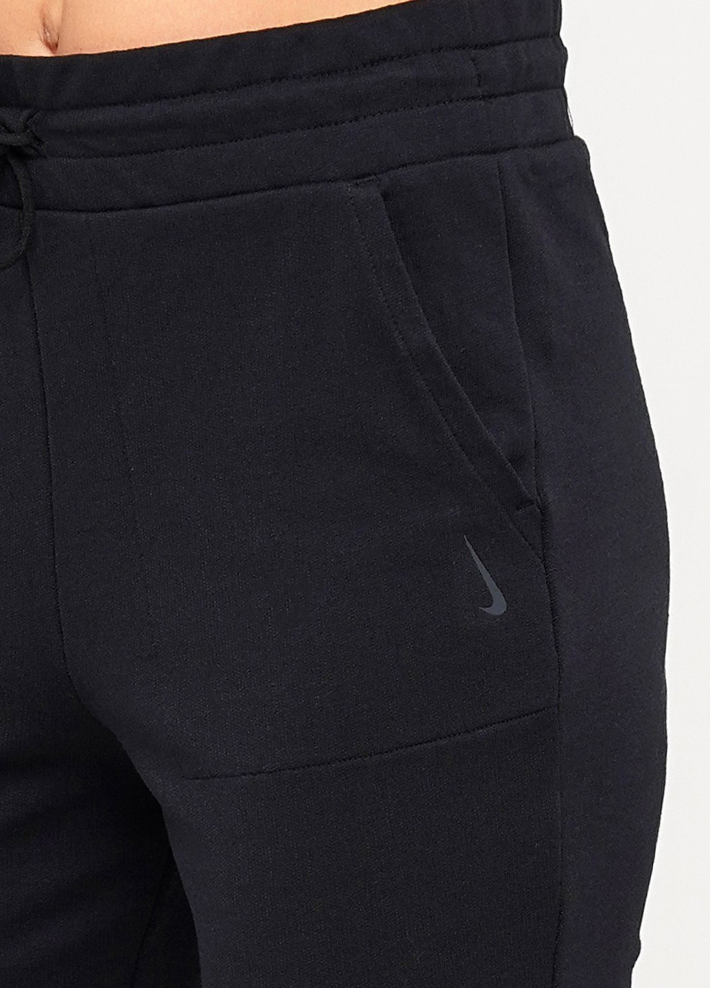 Черные спортивные демисезонные клеш брюки Nike