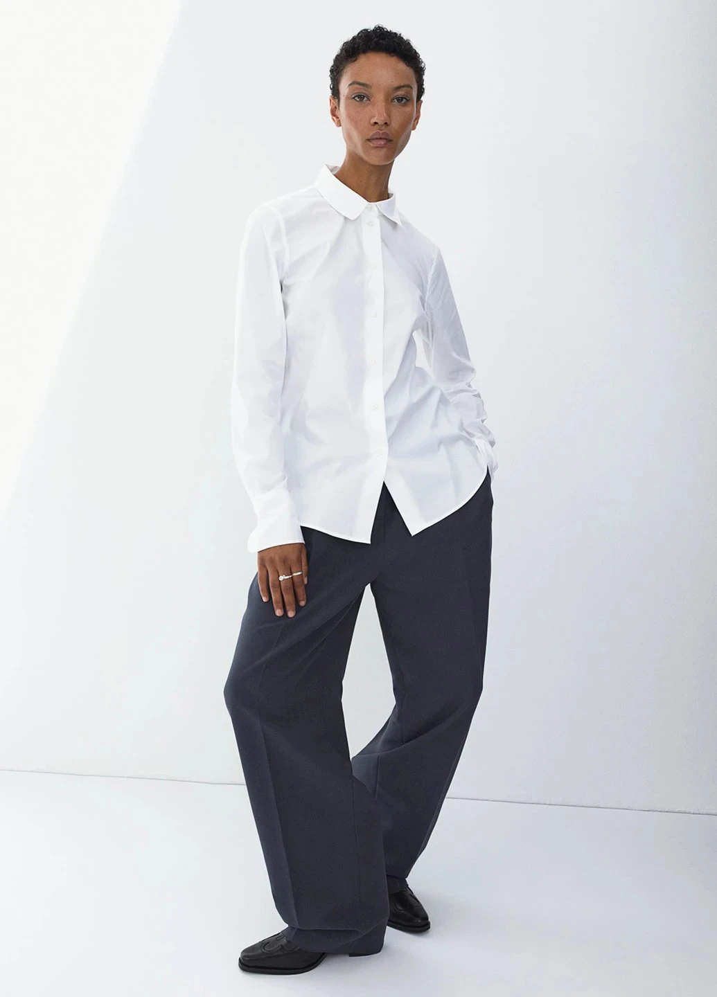 Белая кэжуал рубашка однотонная H&M