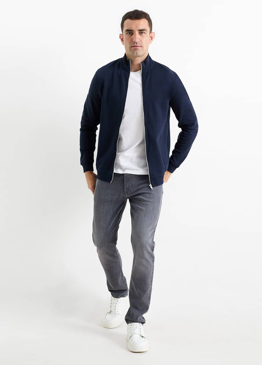 Серые демисезонные зауженные джинсы C&A