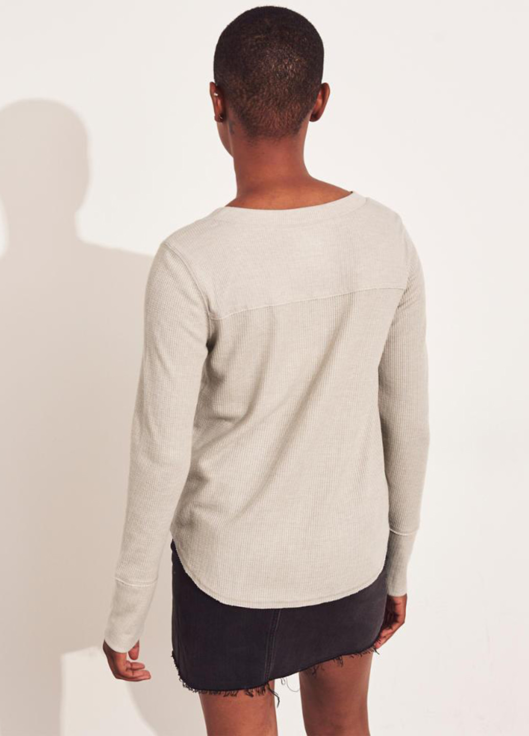 Светло-серый демисезонный пуловер пуловер Hollister