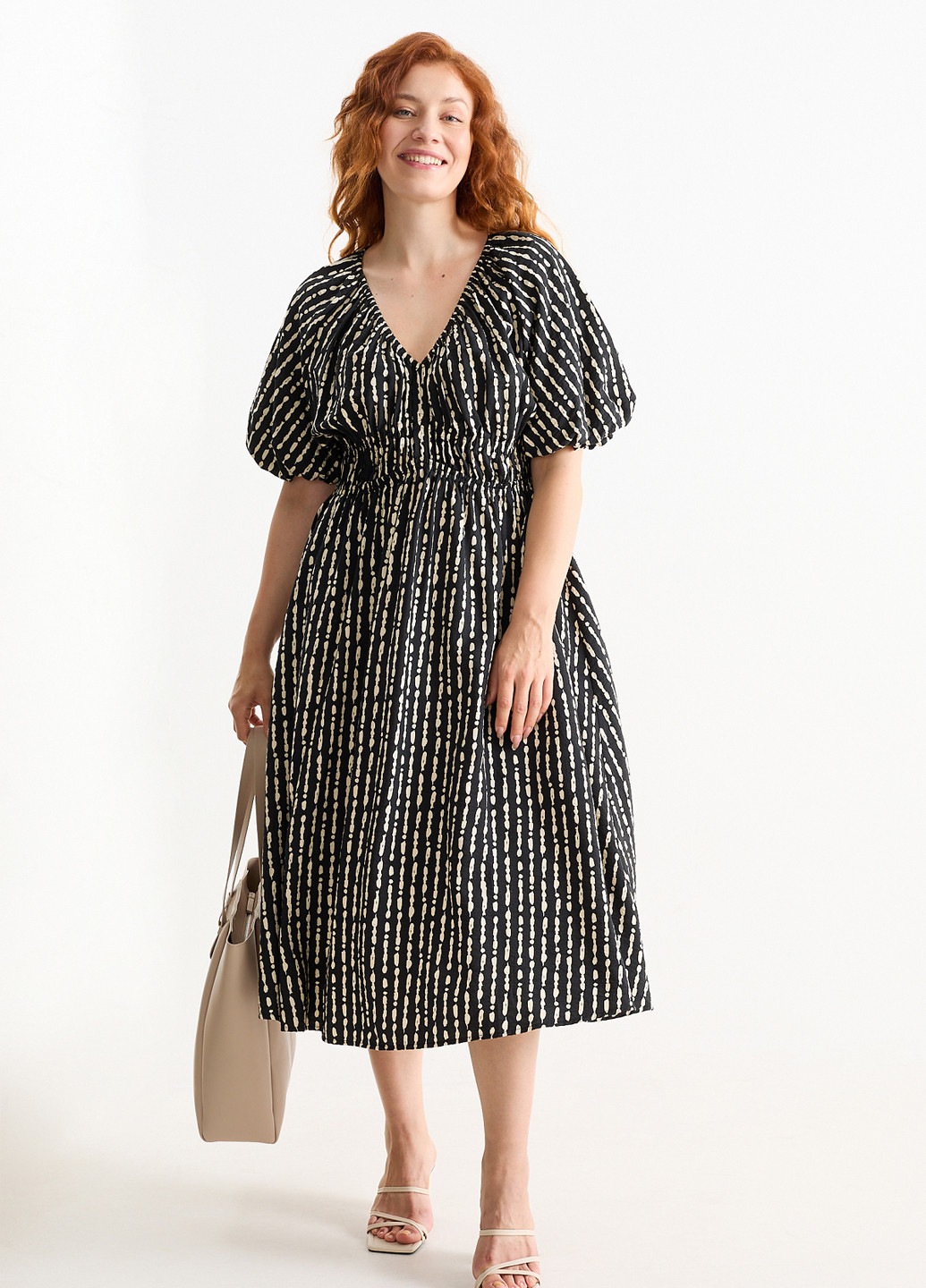 Черное кэжуал платье клеш C&A с абстрактным узором