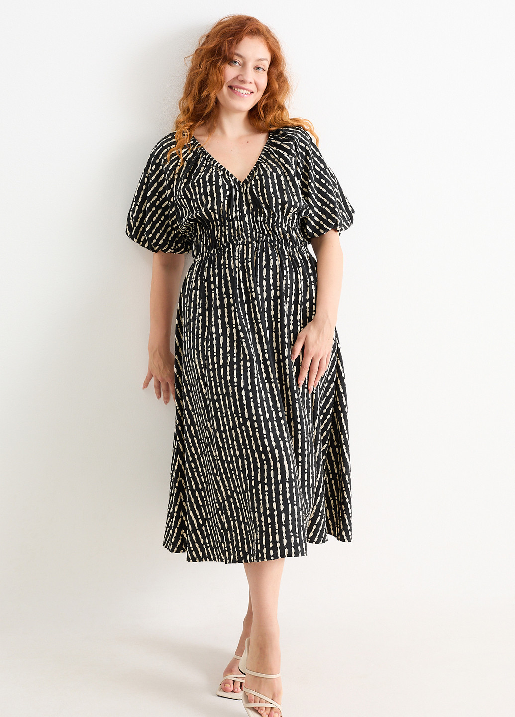 Черное кэжуал платье клеш C&A с абстрактным узором