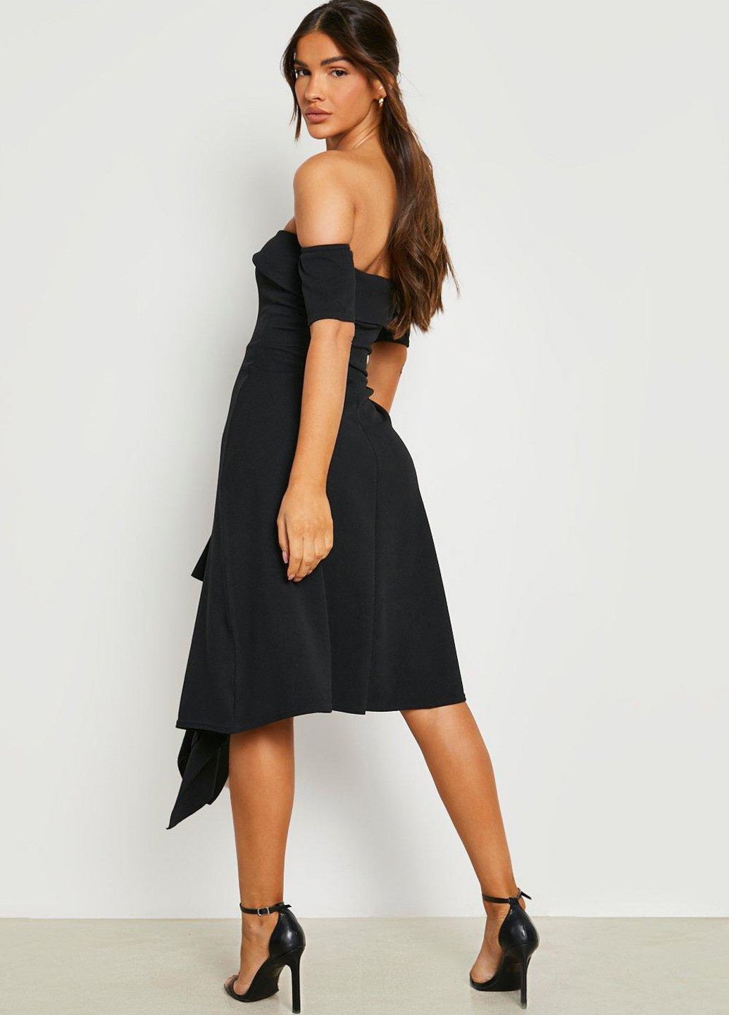 Черное кэжуал платье с открытыми плечами Boohoo однотонное