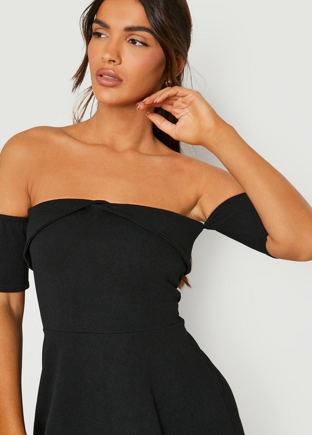 Черное кэжуал платье с открытыми плечами Boohoo однотонное