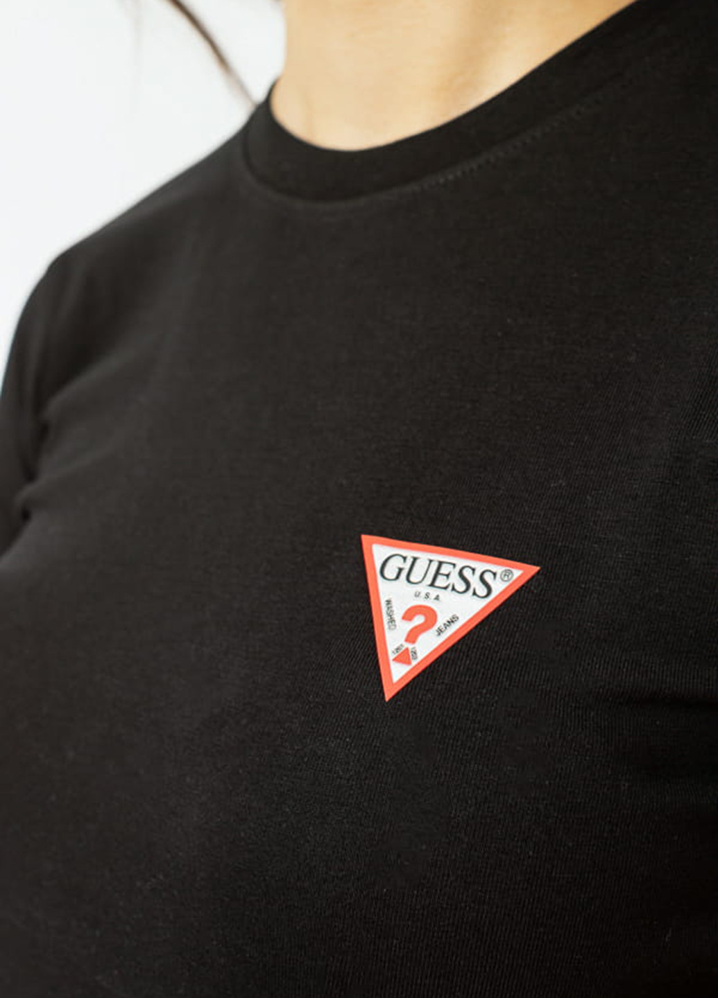 Черная летняя футболка Guess