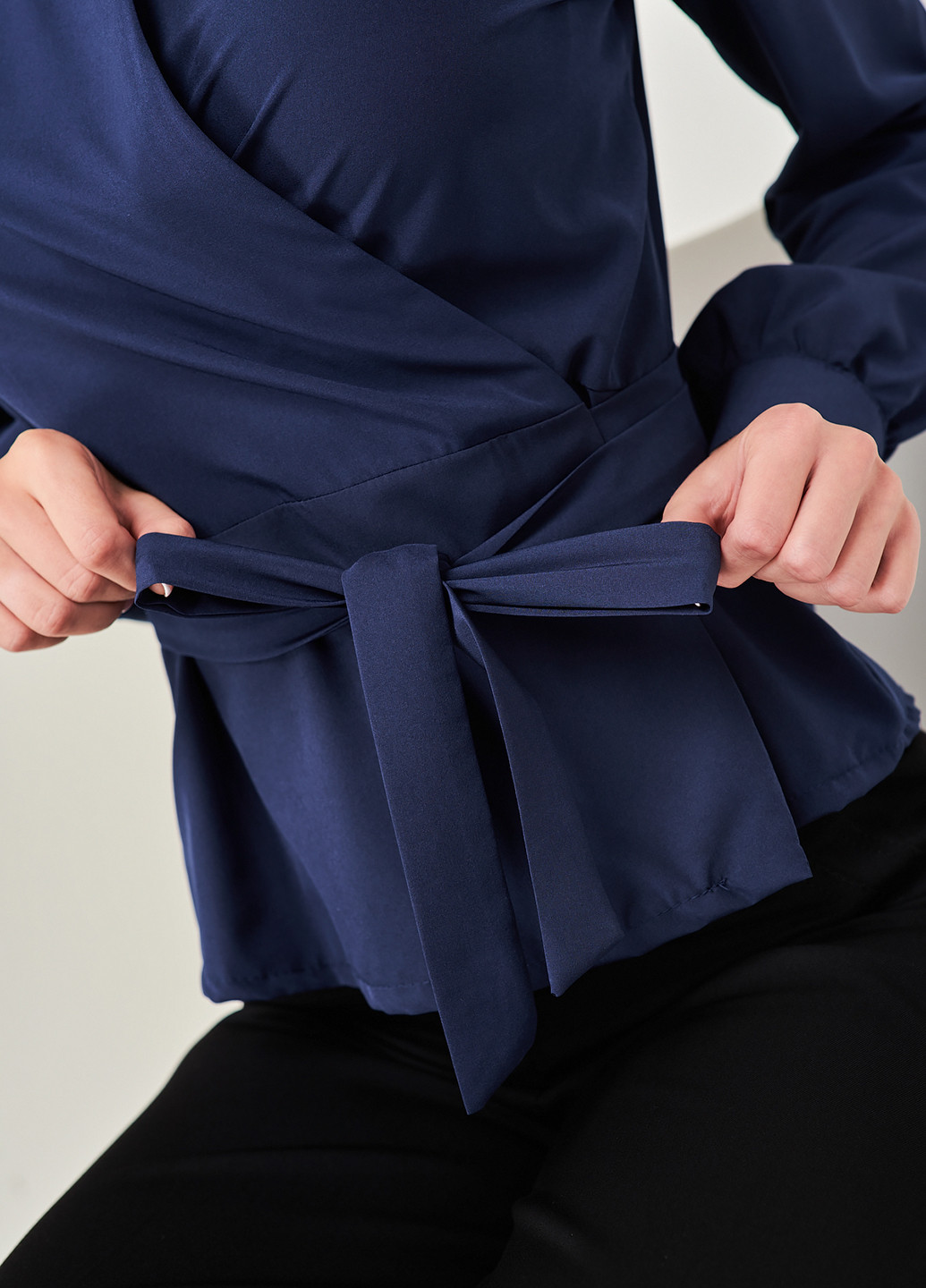 Темно-синяя демисезонная блуза на запах ANVI