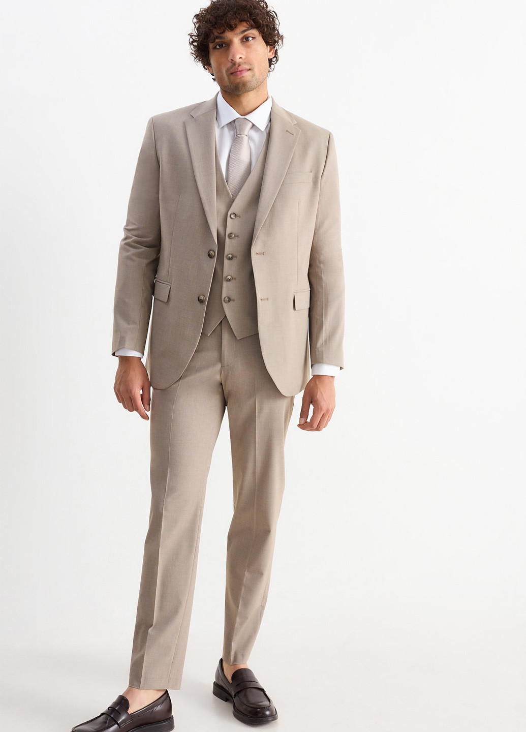 Бежевий демісезонний костюм (піджак, жилет, краватка, штани) трійка, брючний C&A