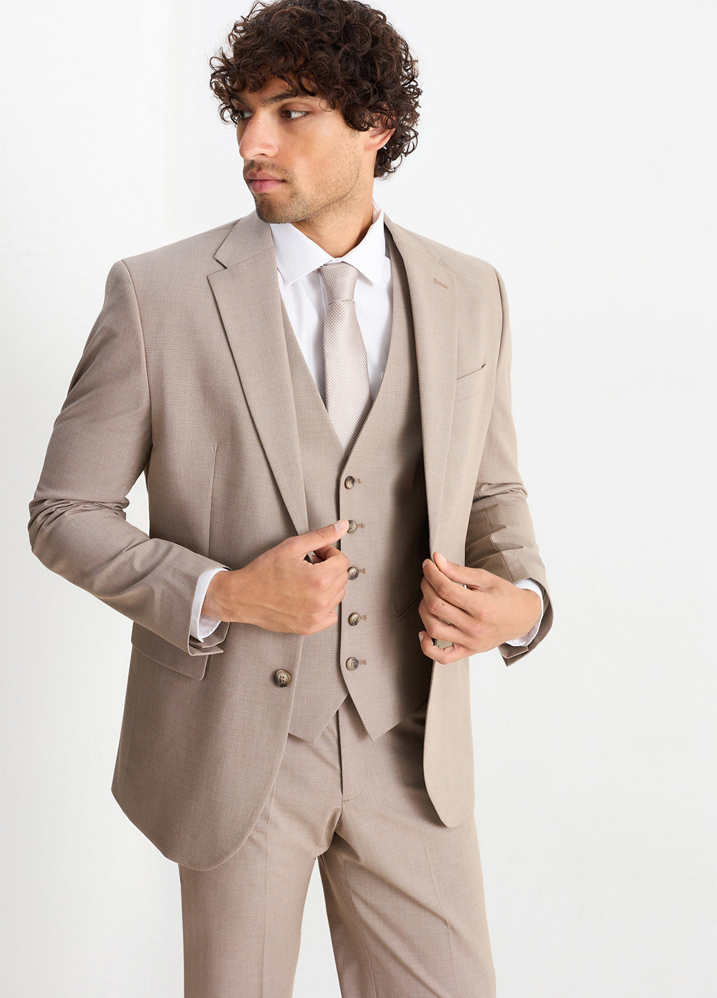 Бежевий демісезонний костюм (піджак, жилет, краватка, штани) трійка, брючний C&A