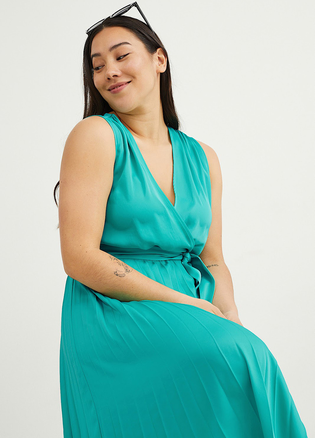 Зеленое кэжуал платье плиссированное C&A однотонное