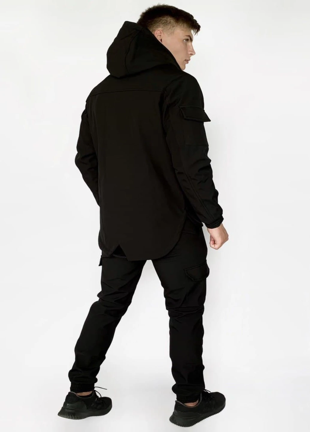 Черный демисезонный костюм softshell чёрный Intruder