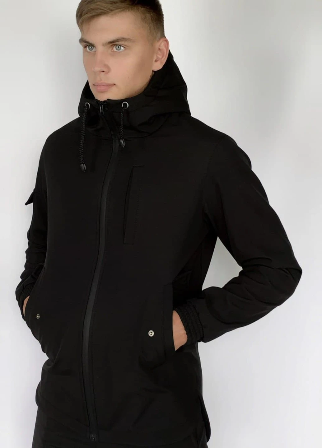 Черный демисезонный костюм softshell чёрный Intruder