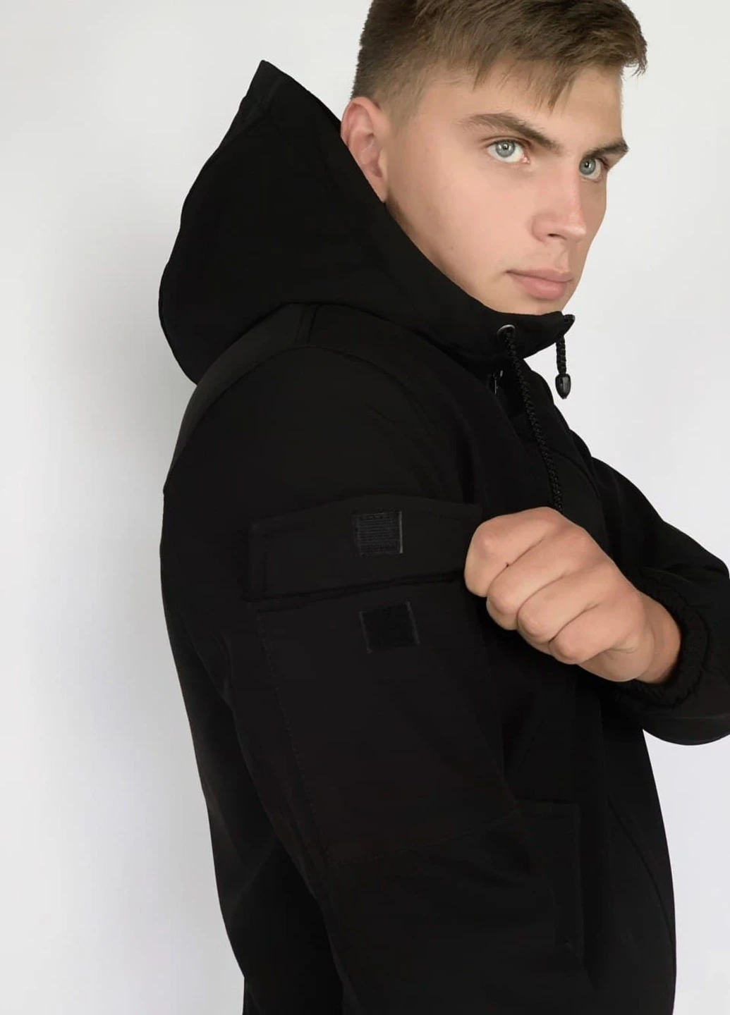 Черный демисезонный костюм softshell чёрный Intruder
