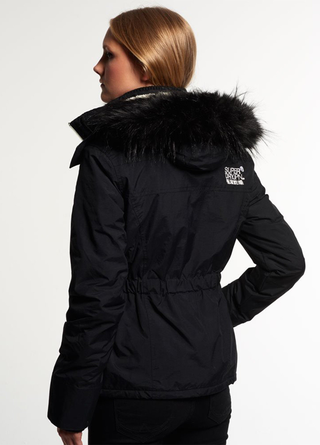 Черная зимняя куртка лыжная Superdry