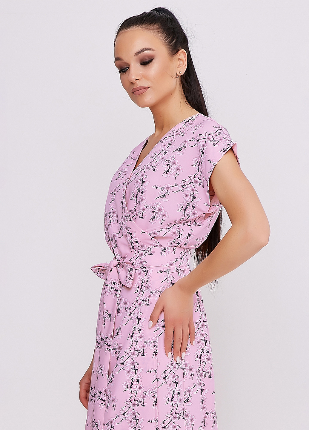 Розовое кэжуал платье на запах ST-Seventeen с цветочным принтом