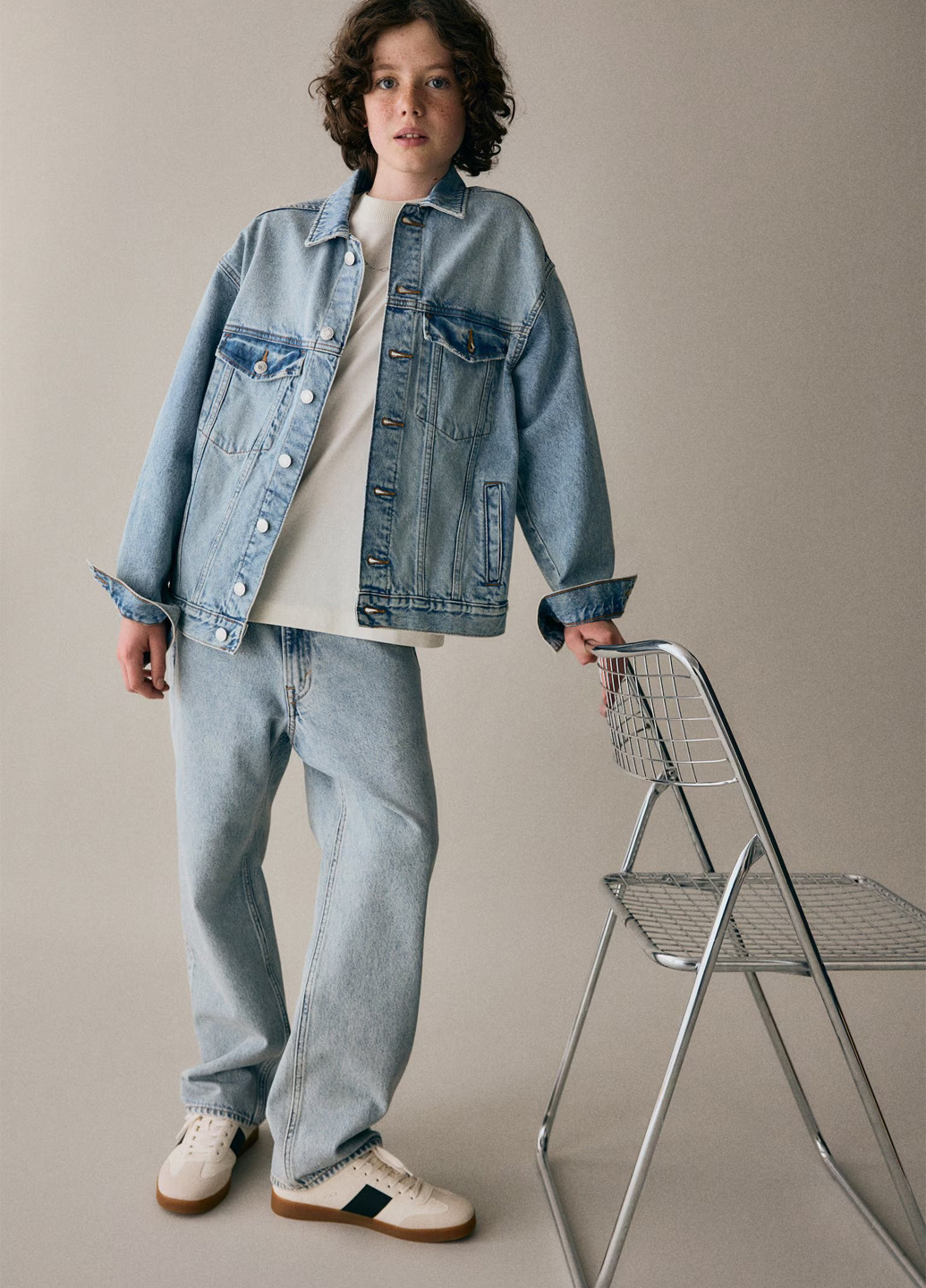 Светло-голубые демисезонные прямые джинсы H&M