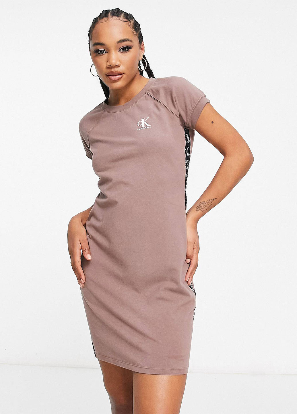 Розово-коричневое кэжуал платье платье-футболка Calvin Klein с логотипом