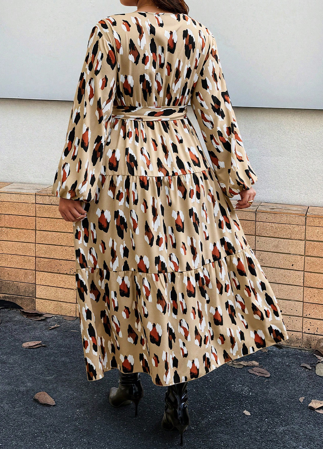 Бежевое кэжуал платье на запах SHEIN с абстрактным узором