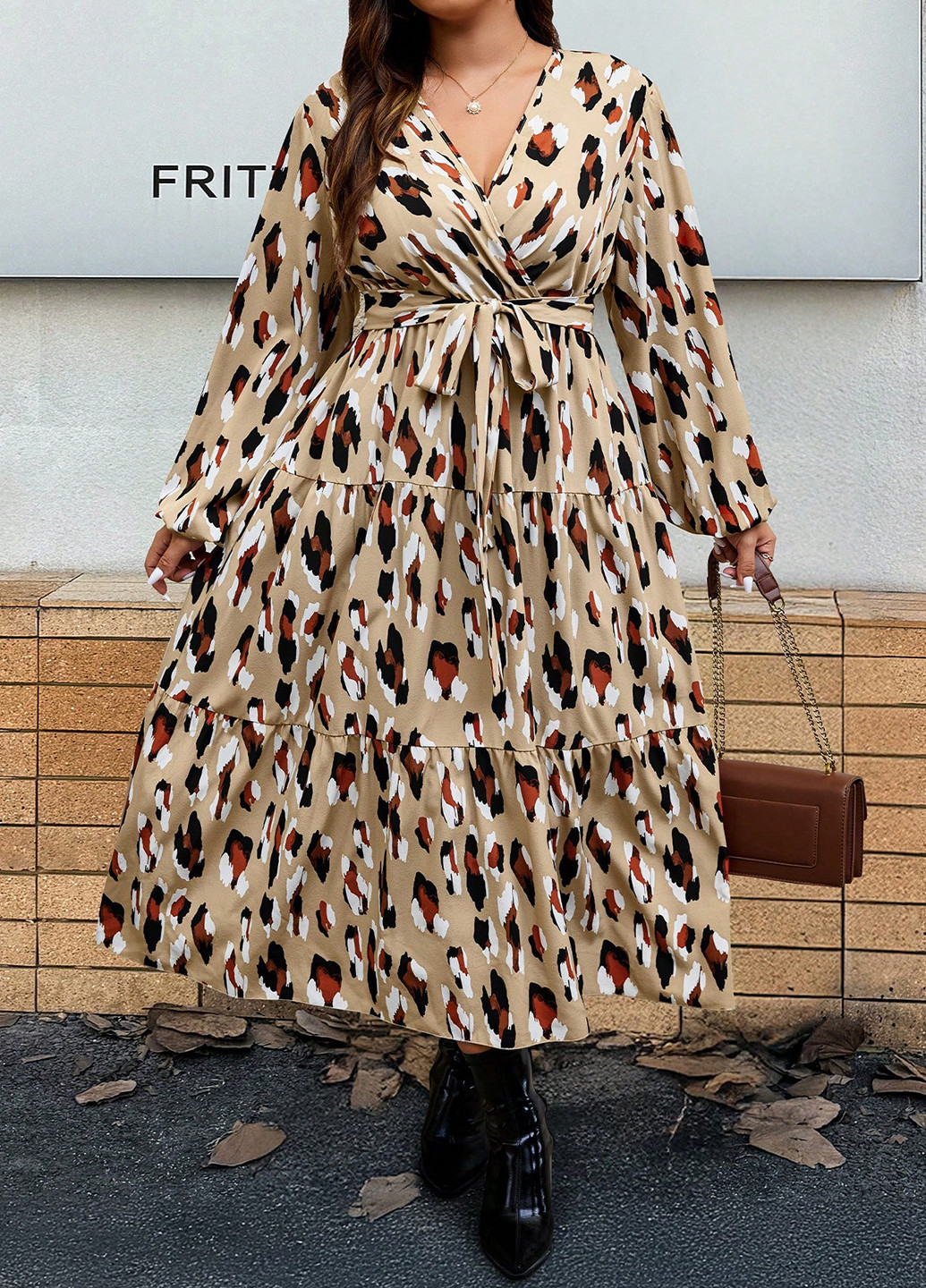 Бежевое кэжуал платье на запах SHEIN с абстрактным узором