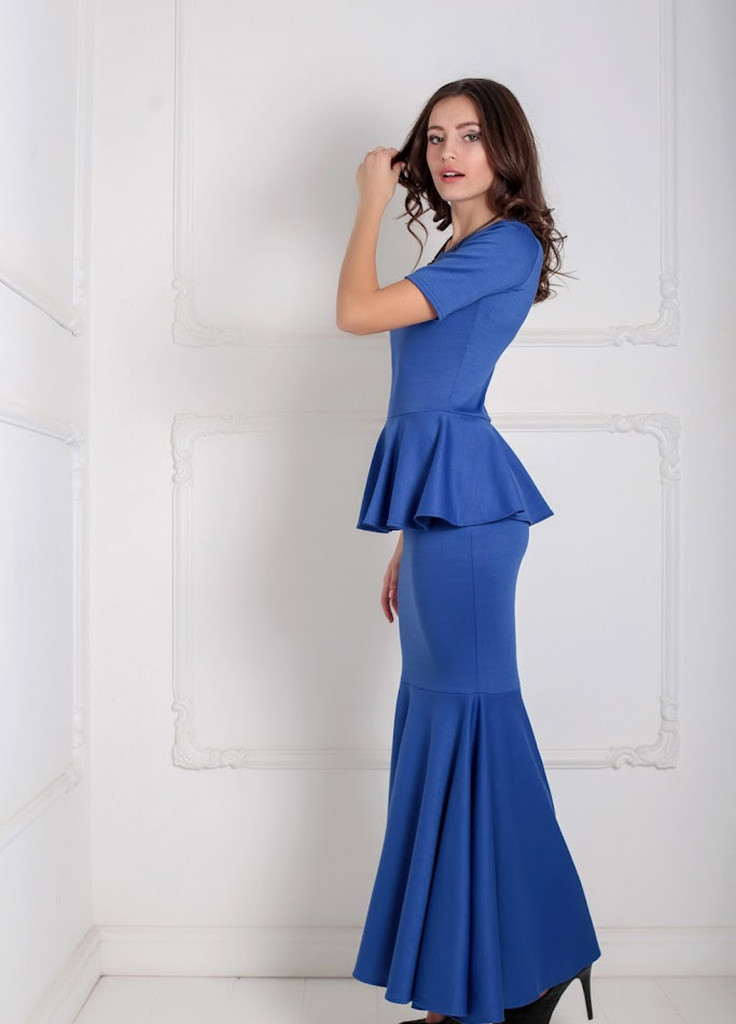 Синее кэжуал вечернее женское платье с коротким рукавом и баской на талии amalia Podium однотонное