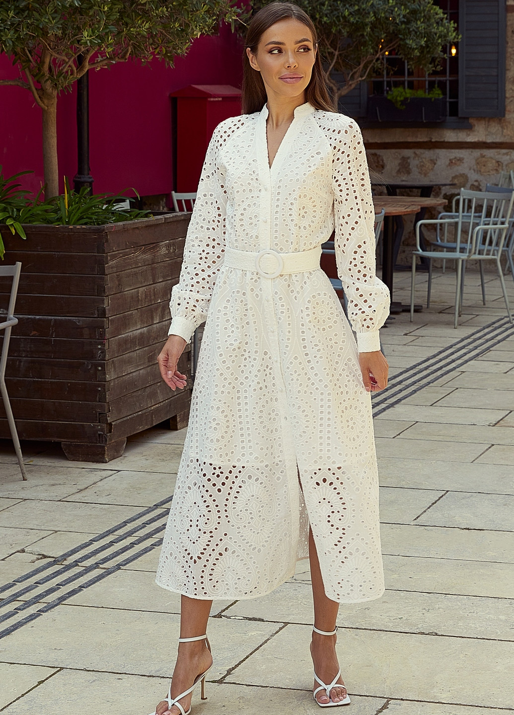 Білий кежуал жіночне плаття-міді з вишивкою Gepur однотонна