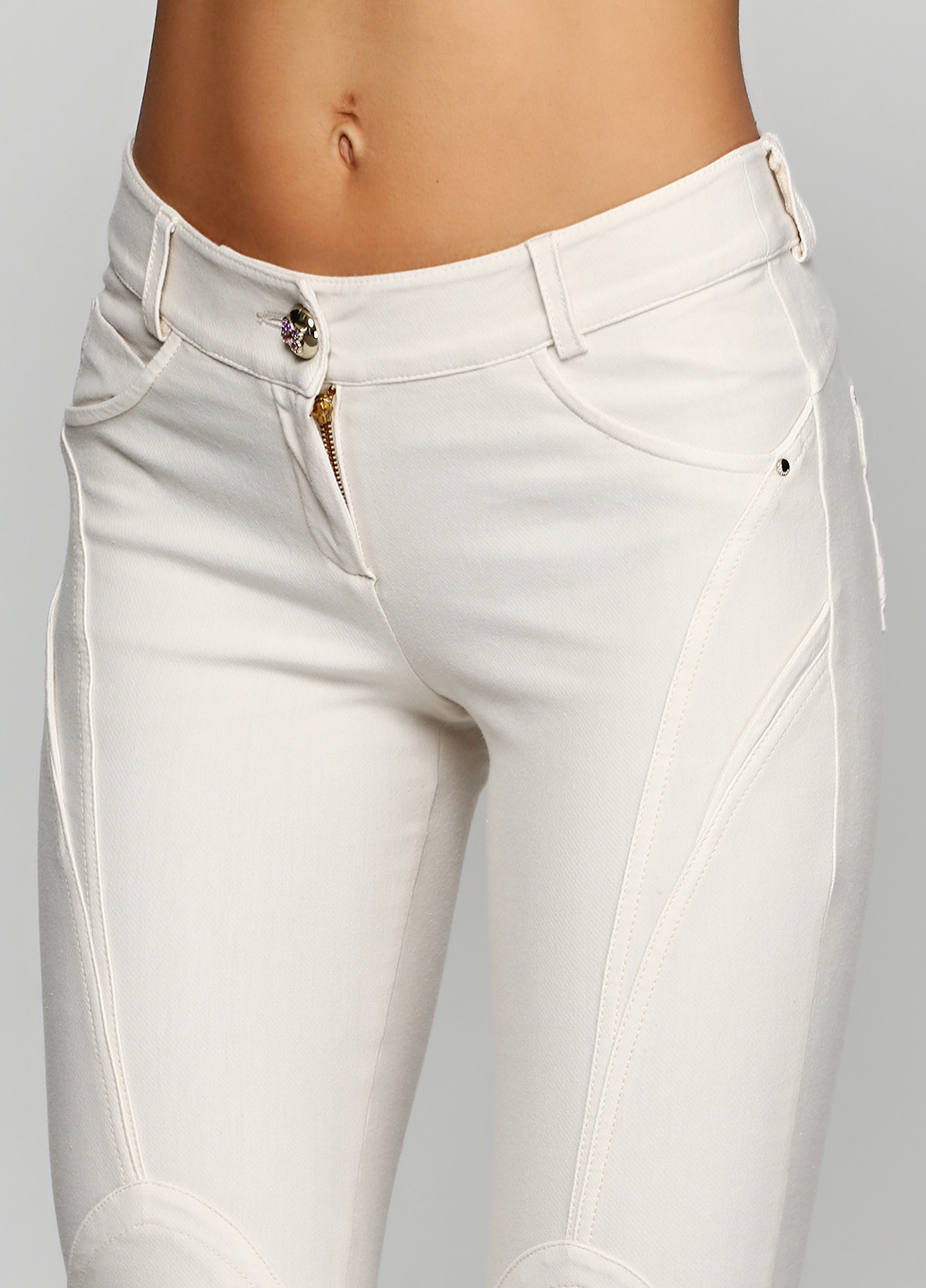 Белые кэжуал демисезонные зауженные брюки Sassofono