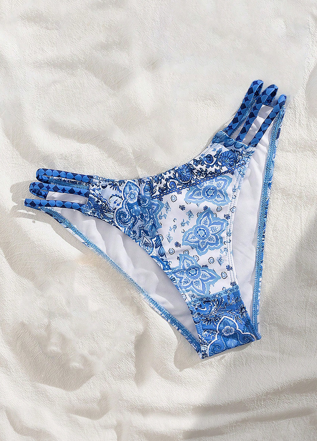 Белые купальные трусики с рисунком SHEIN