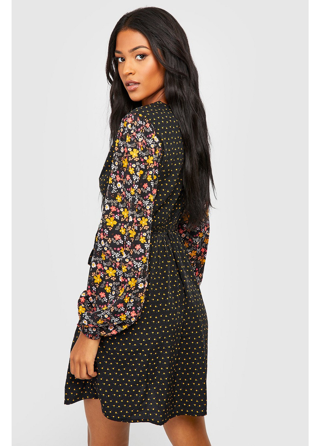 Чорна кежуал сукня на запах Boohoo з квітковим принтом