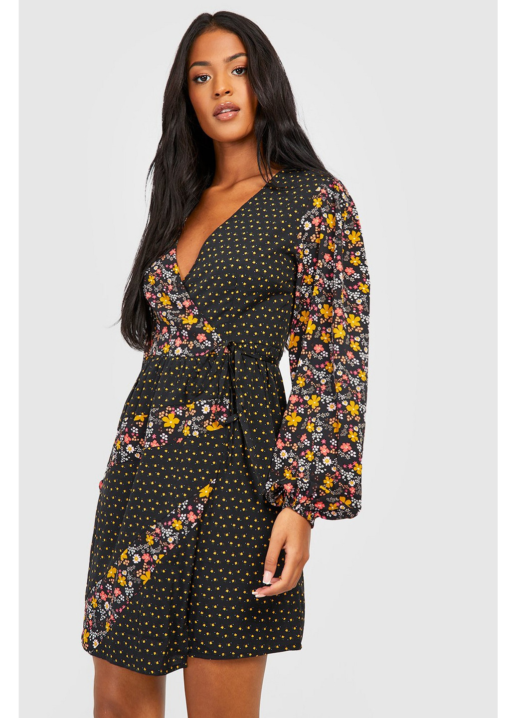 Чорна кежуал сукня на запах Boohoo з квітковим принтом