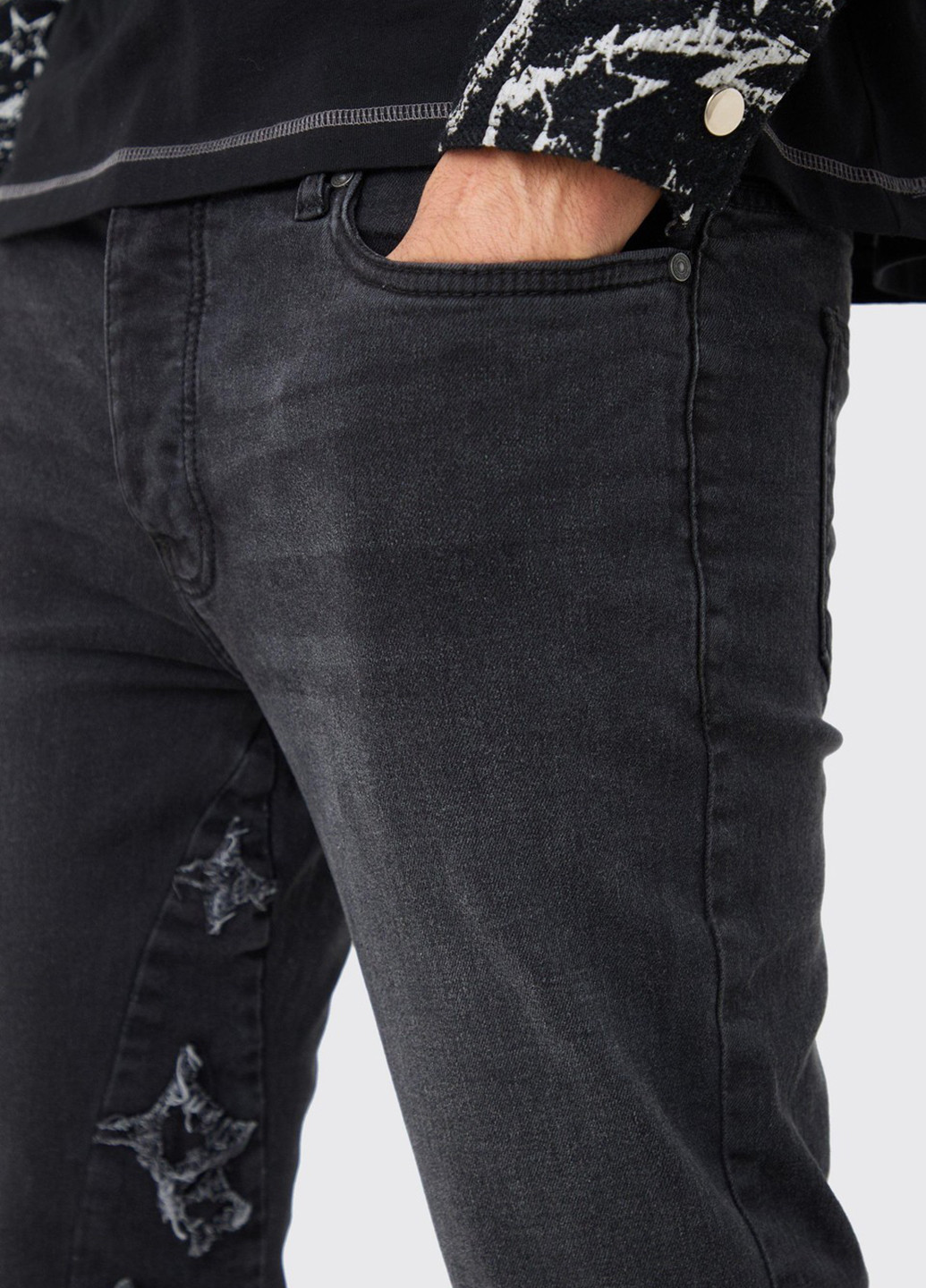 Черные демисезонные зауженные джинсы Boohoo