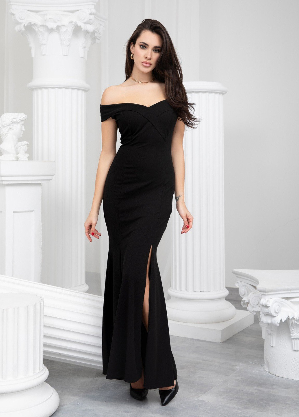 Черное вечернее платье с открытыми плечами ISSA PLUS однотонное