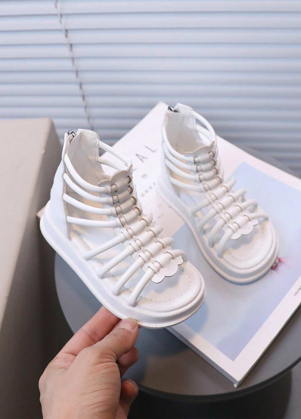 Белые сандалии SHEIN