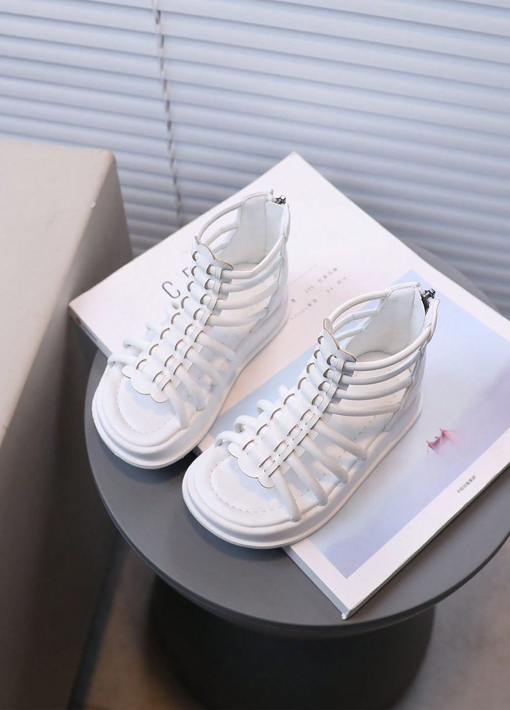 Белые сандалии SHEIN