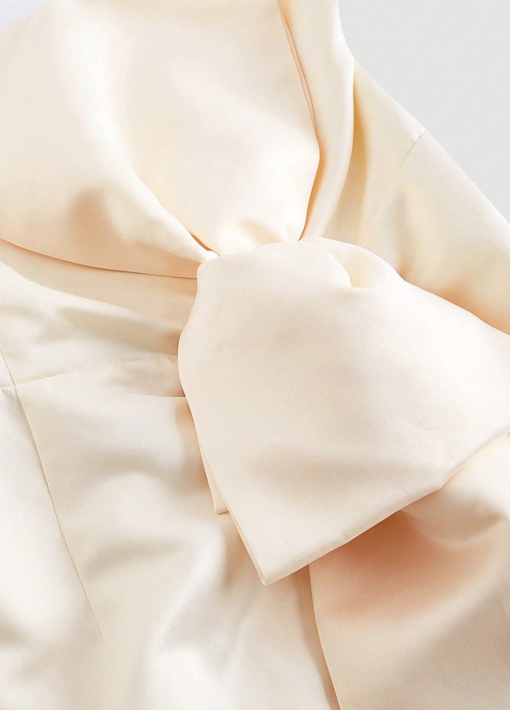 Кремовое коктейльное, праздничный платье с открытыми плечами, с открытой спиной SHEIN однотонное