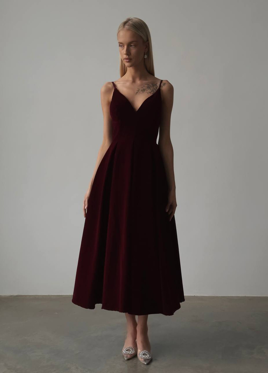 Темно-бордовое вечернее платье с пышной юбкой, с открытой спиной No Brand однотонное