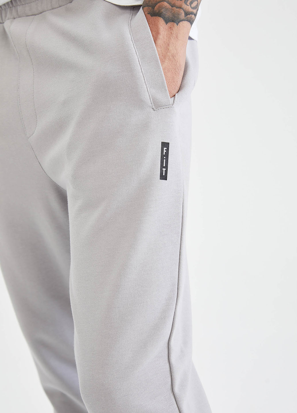 Светло-серые спортивные демисезонные зауженные брюки DeFacto