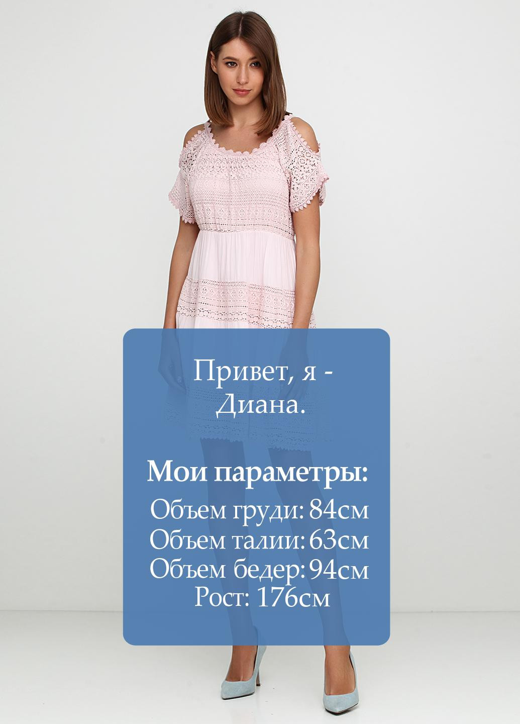 Пудровое кэжуал платье Ilma фактурное