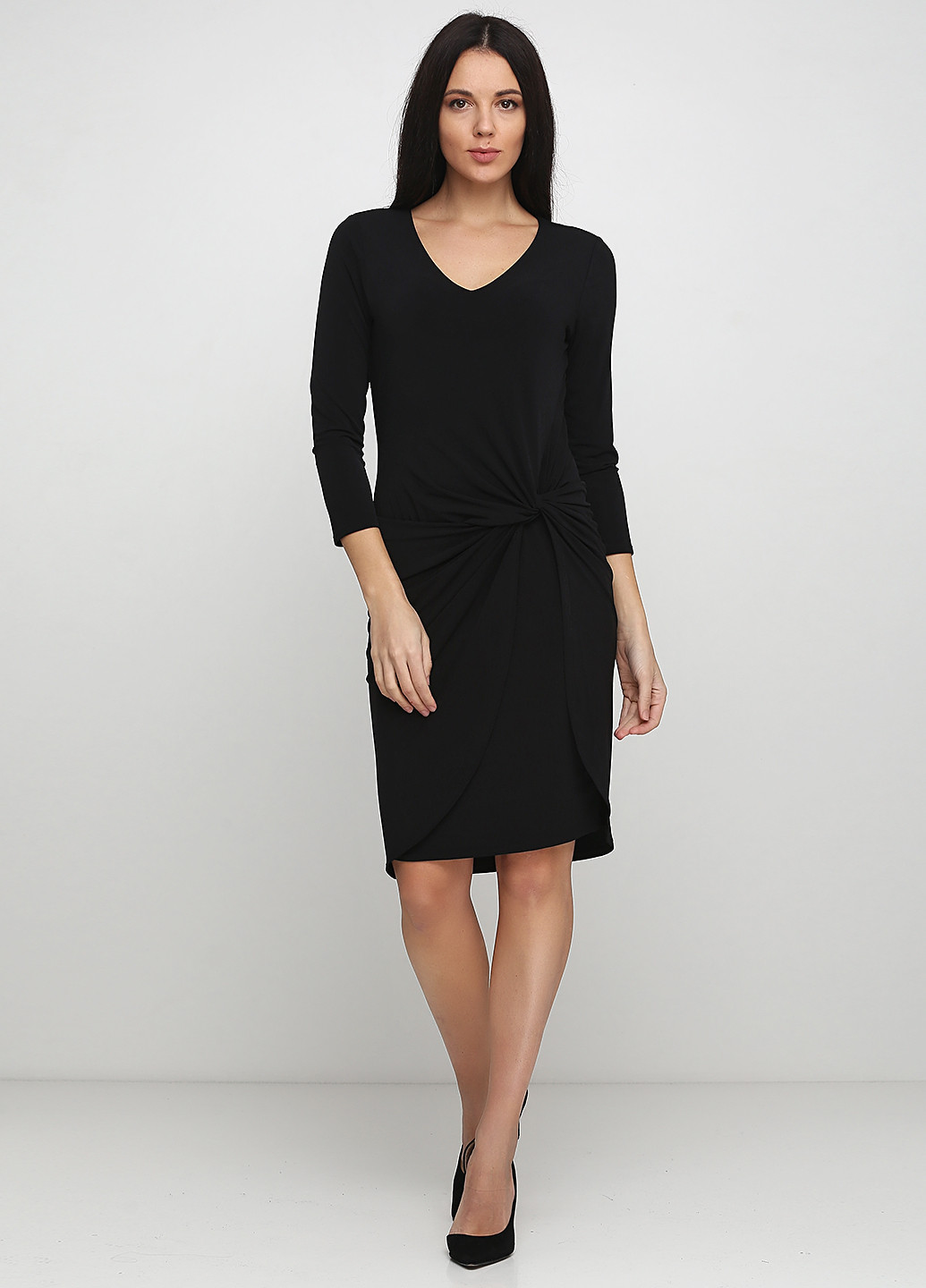 Черное коктейльное платье футляр Velvet by Graham & Spencer однотонное