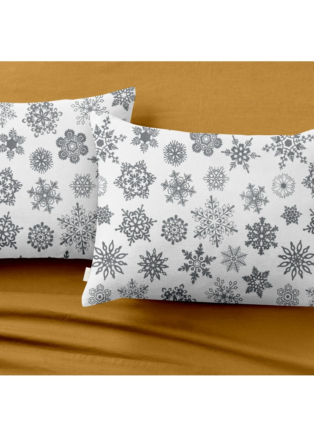 Підлітковий комплект RANFORS MUSTARD SNOWFLAKES GREY (підковдра 160х220 см, простирадло 90х200х20 см, наволочка 50х70 см) Cosas (251413657)