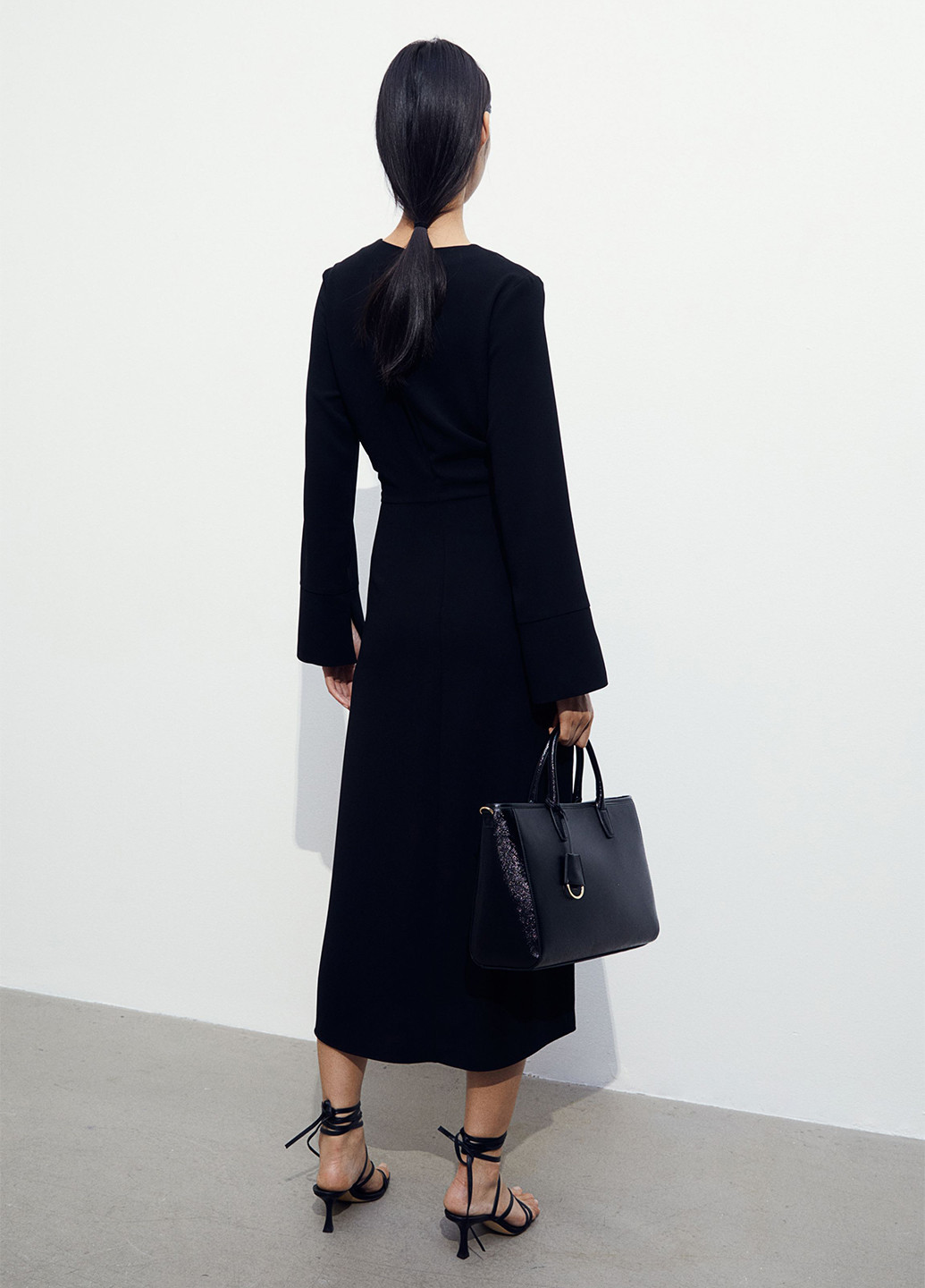 Черное кэжуал платье силуэтная H&M однотонное