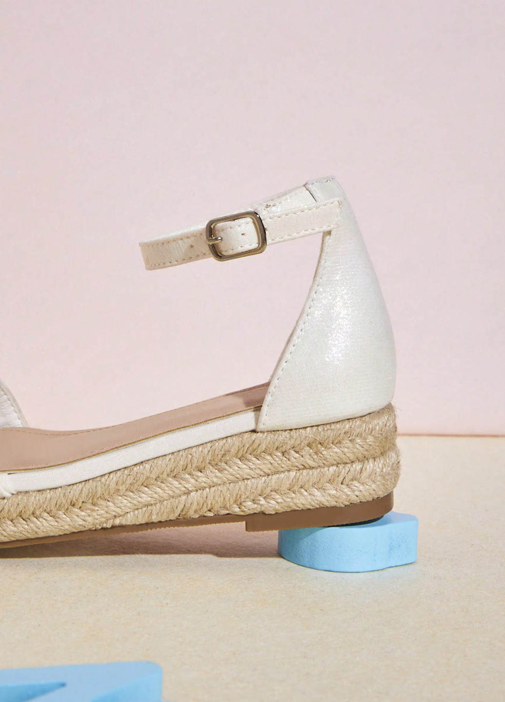 Белые сандалии SHEIN