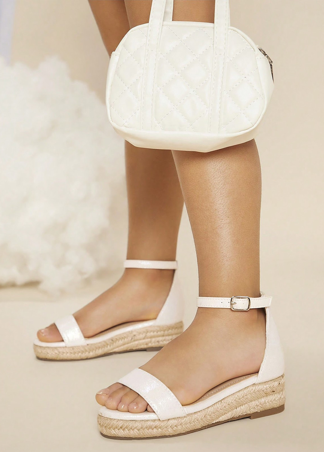 Белые сандалии SHEIN