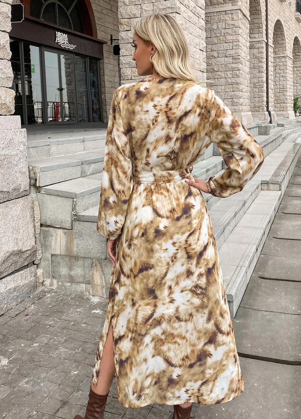 Коричневое кэжуал платье женское с разрезом fluff Berni Fashion с абстрактным узором