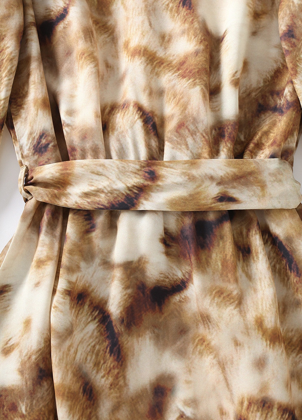Коричневое кэжуал платье женское с разрезом fluff Berni Fashion с абстрактным узором