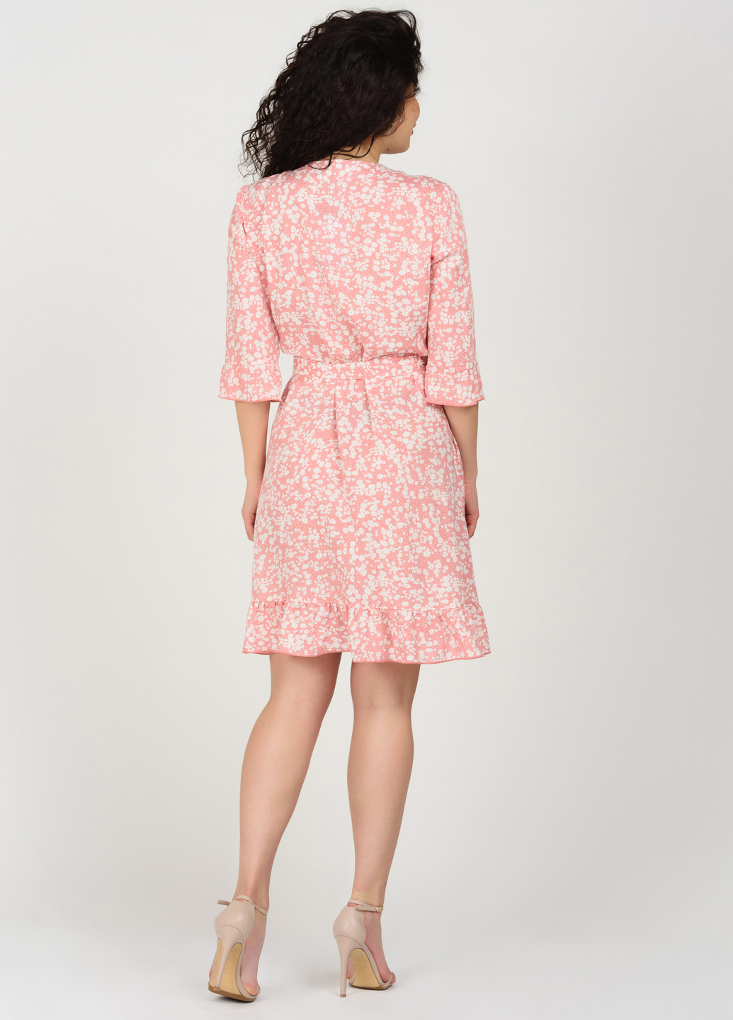 Розовое кэжуал платье на запах Miledi с абстрактным узором