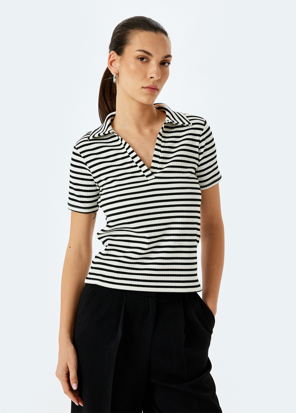 Черно-белая женская футболка-поло KOTON в полоску