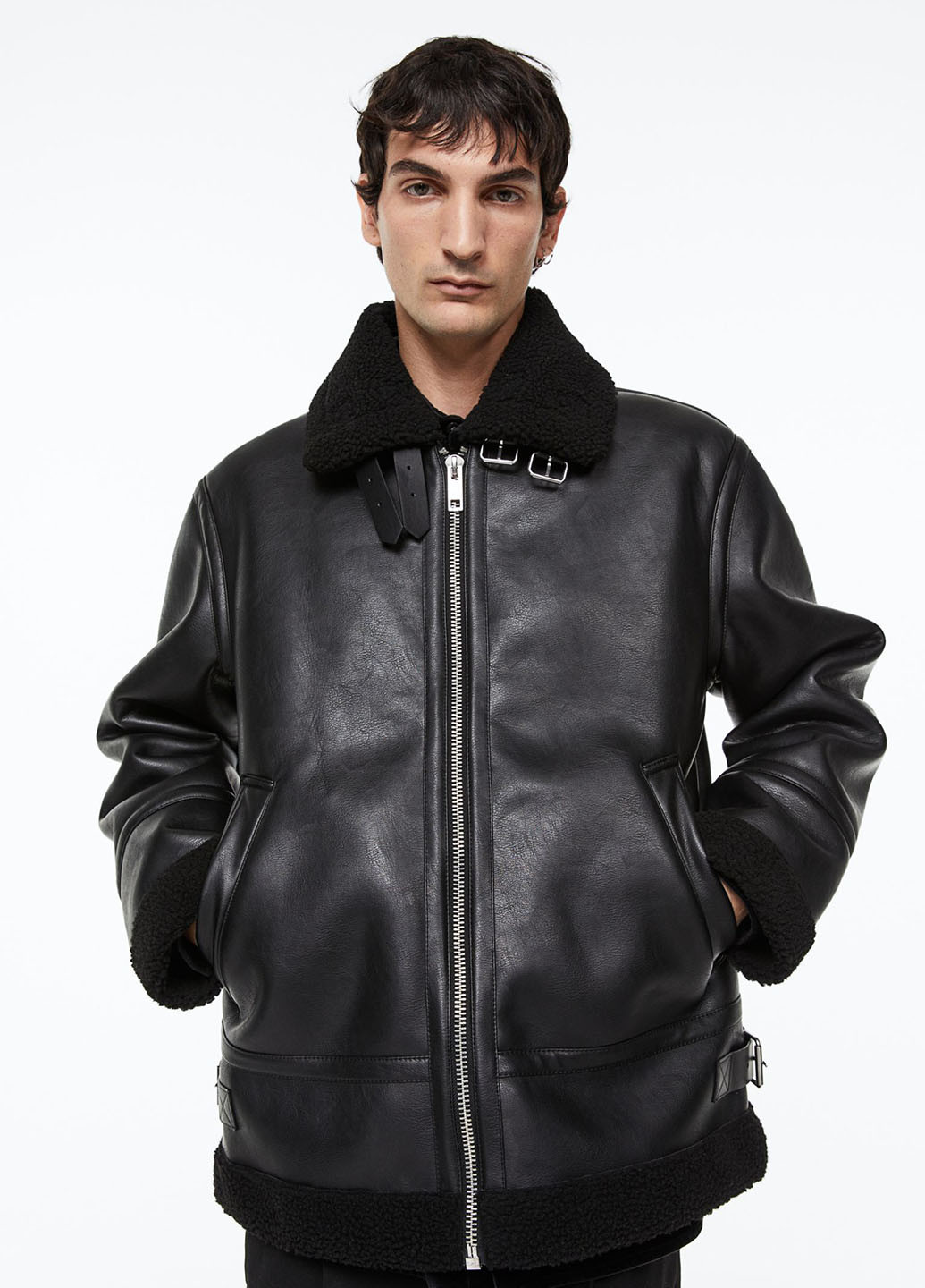 Черная демисезонная куртка оверсайз із штучної шкіри H&M