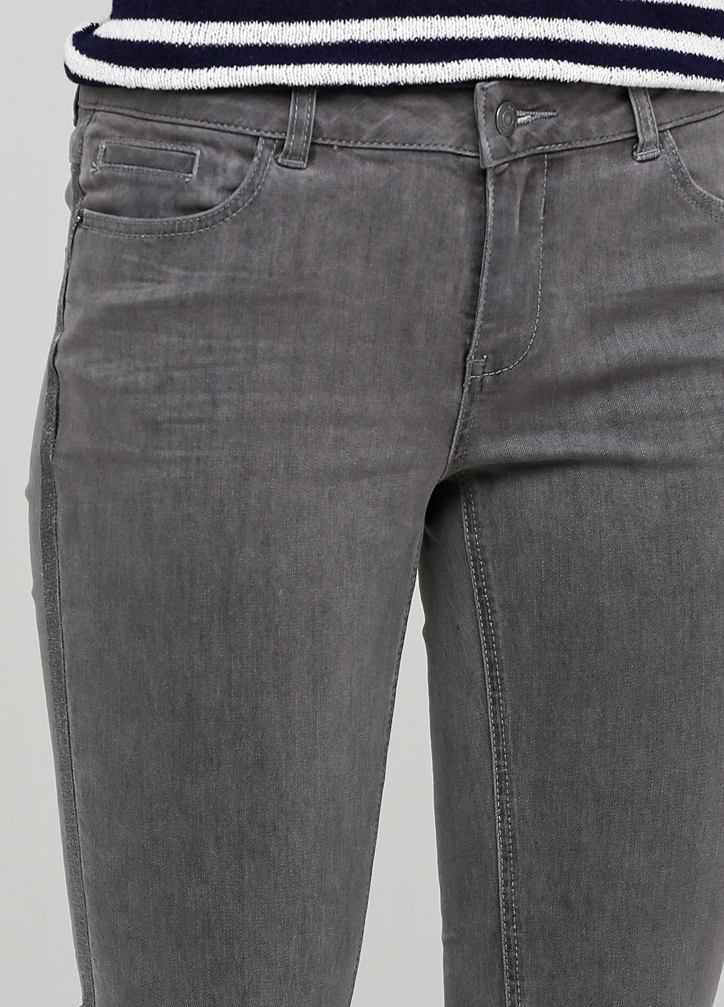 Серые демисезонные зауженные джинсы Comma
