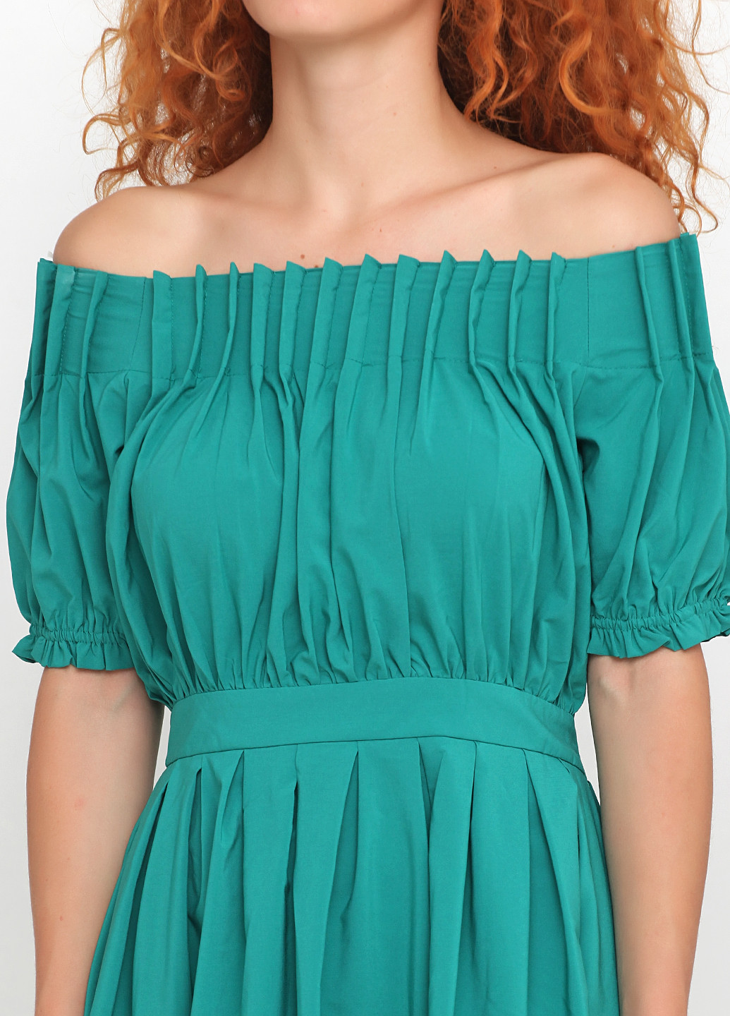 Зеленое кэжуал платье с открытыми плечами Sassofono однотонное