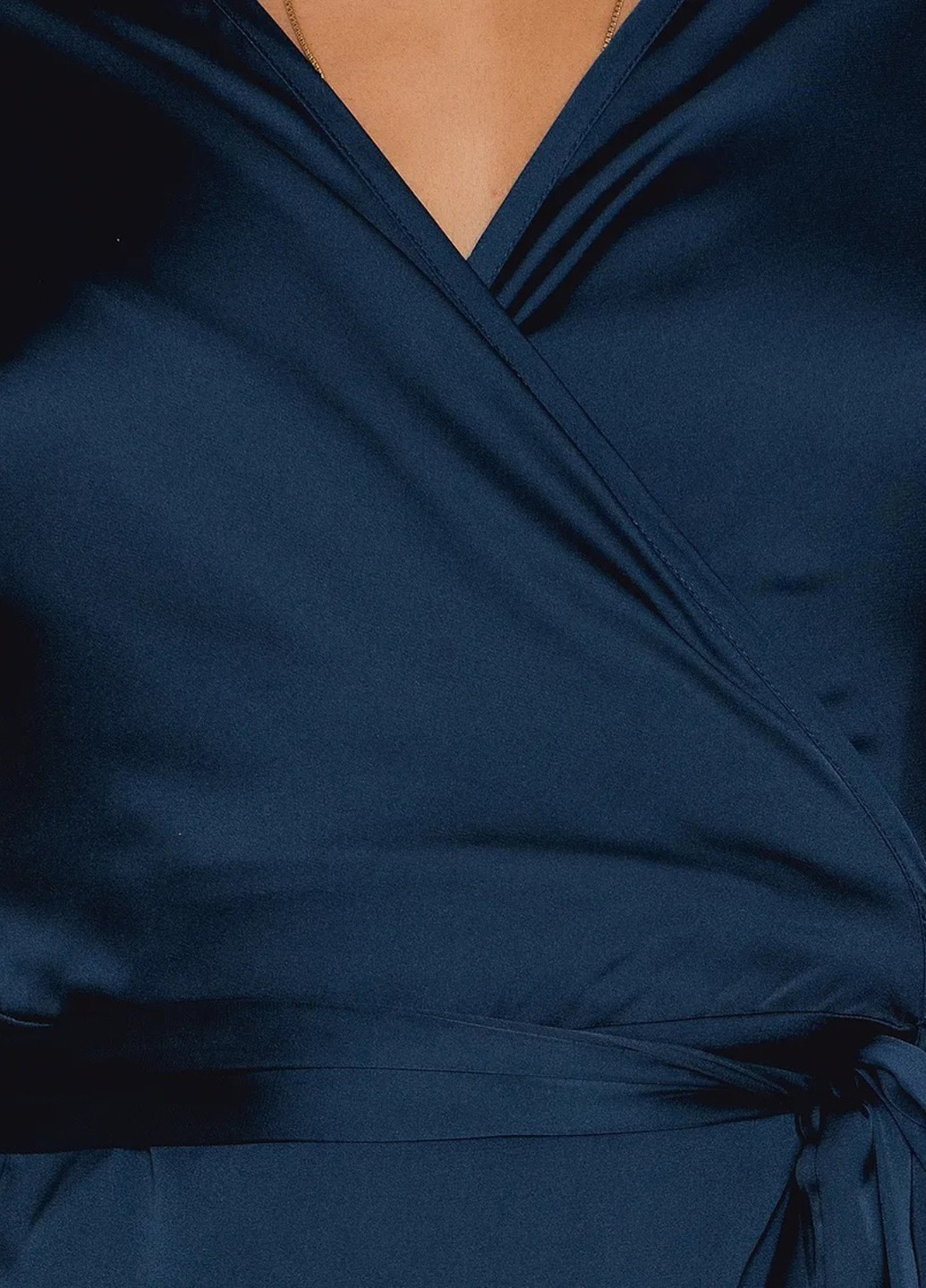 Темно-синее коктейльное платье на запах NA-KD однотонное