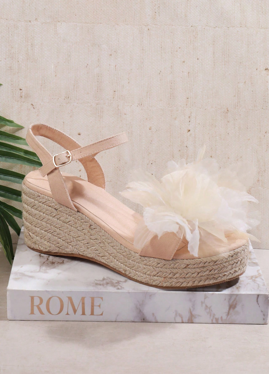 Пудровые босоножки SHEIN с ремешком с аппликацией, с цветами